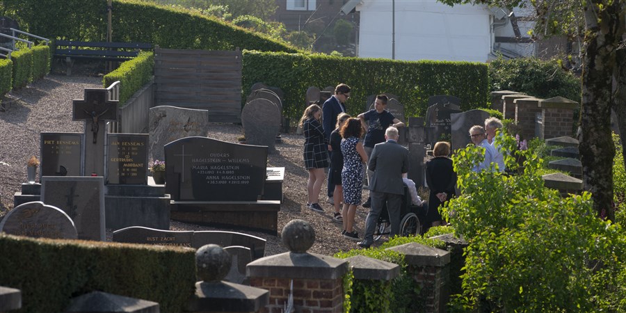 Begrafenis op een kerkhof in Zuid-Limburg. In kleine kring vanwege het coronavirus.
