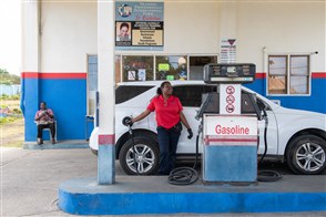 Iemand tankt de auto vol bij benzinepomp op Sint eustatius