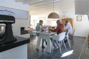 Tieners aan de keukentafel