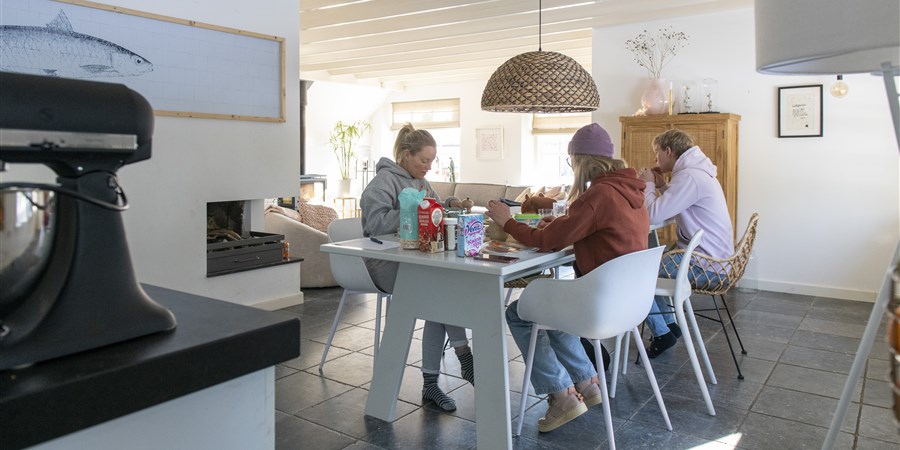 Tieners aan de keukentafel