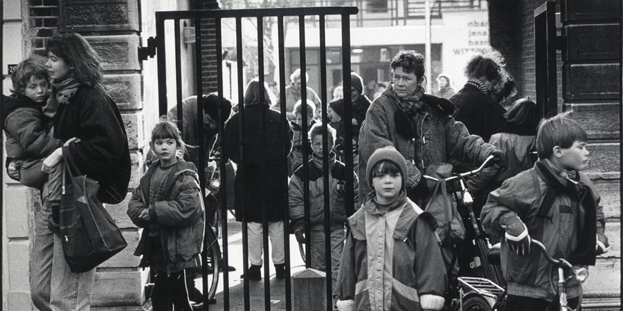 Kinderen en ouders bij de toegangspoort van de Openbare Jenaplan basisschool Wittevrouwen (Oude Kerkstraat 2A) te Utrecht