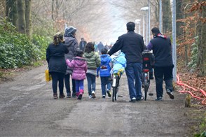 Asielzoekers wandelen in buurt asielcentrum