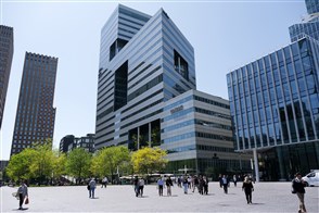  De Heerlense vestiging van CBS, met op de voorgrond een bord met het CBS-logo en de tekst "Centraal Bureau voor de Statistiek".