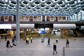 Reizigers op Centraal Station Den Haag