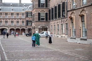 Twee mensen die een foto van zich laten maken op het Binnenhof in Den Haag