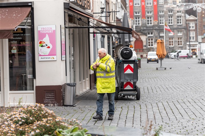 oudere schoonmaker