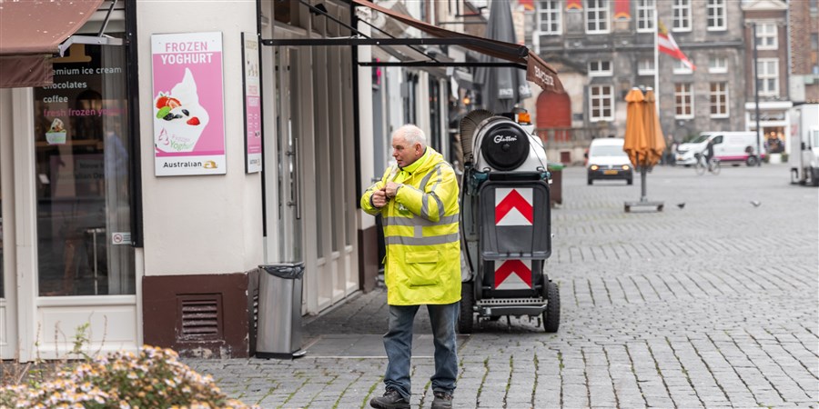 oudere schoonmaker