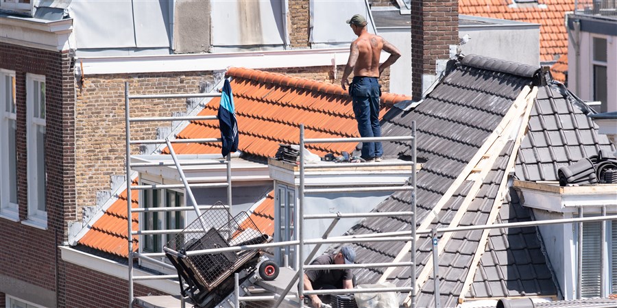 dakdekkers aan het werk in de zon