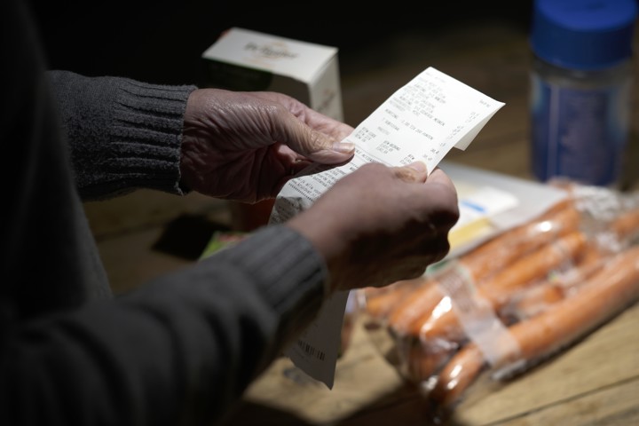 Klant bekijkt kassabon in winkel