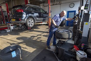 Monteur vervangt bank van auto