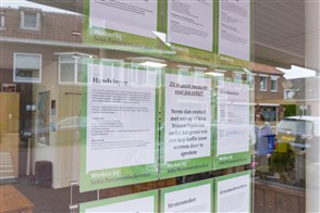  De Heerlense vestiging van CBS, met op de voorgrond een bord met het CBS-logo en de tekst "Centraal Bureau voor de Statistiek".