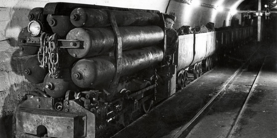 Een perslucht-locomotief met kolentrein in het ondergrondse bedrijf van Staatsmijn Emma. Datum onbekend. Een perslucht-locomotief met kolentrein in het ondergrondse bedrijf van Staatsmijn Emma. Datum onbekend.