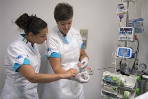 Twee verpleegkundigen bezig met het controleren van medicatie