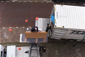  De Heerlense vestiging van CBS, met op de voorgrond een bord met het CBS-logo en de tekst "Centraal Bureau voor de Statistiek".