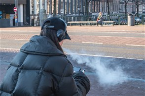  De Heerlense vestiging van CBS, met op de voorgrond een bord met het CBS-logo en de tekst "Centraal Bureau voor de Statistiek".