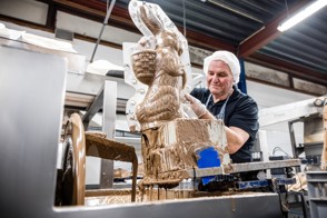 De productie van een chocolade paashaas bij Rousseau Chocolade.