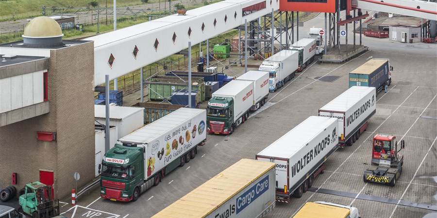 Vrachtwagens staan in de haven in de rij om aan boord te gaan van de Stena Hollandica, met bestemming Harwich in het Verenigd Koninkrijk.