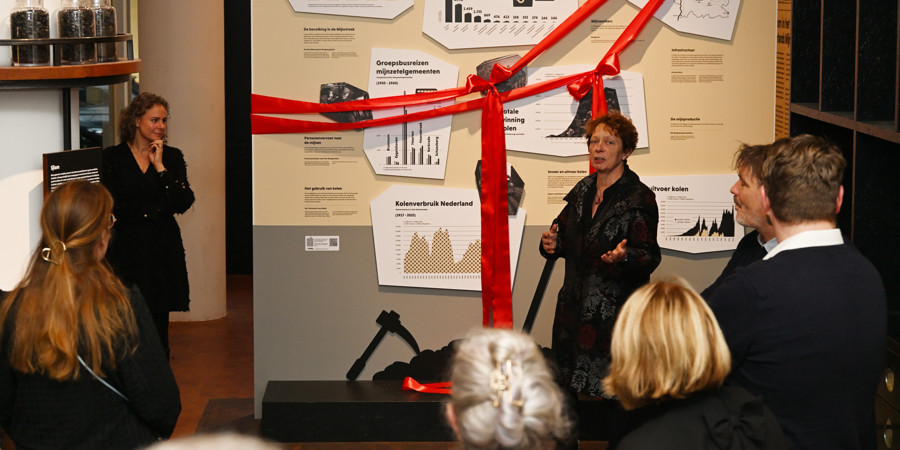 Directeur Verkeer en Vervoer Marly Odekerken-Smeets (rechts) hield een kort praatje namens het CBS. Links op de foto de directeur van het mijnmuseum Leen Roels.