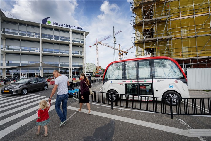 Ingang zienhuis met auto en zelfrijdend busje