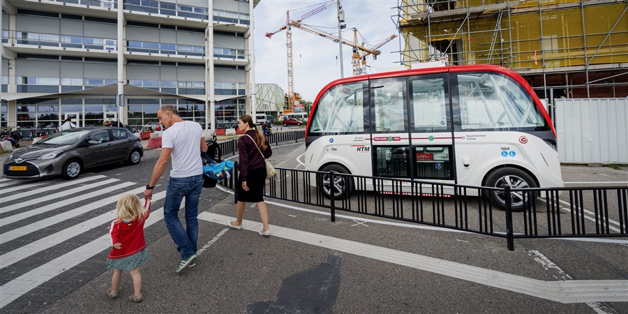 Ingang zienhuis met auto en zelfrijdend busje