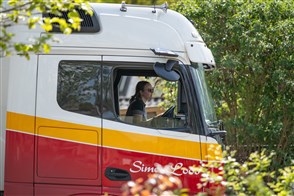 Vrouw bestuurt vrachtwagen
