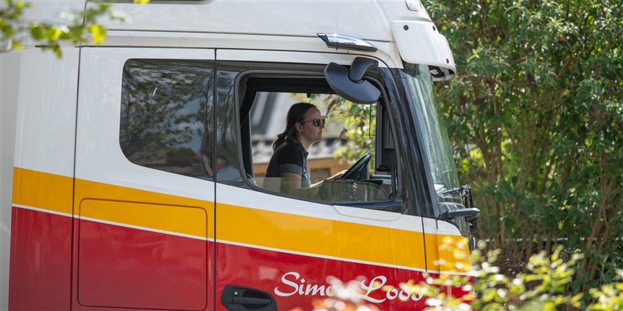Vrouw bestuurt vrachtwagen