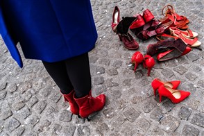 Rode hakschoenen op de Dam als protest tegen huiselijke geweld