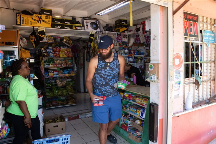 Mensen bij een winkel op Sint Eustatius