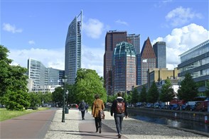 De skyline van Den Haag met de ministeries op de achtergrond