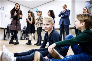 Koning Willem Alexander bezoekt een basisschool tijdens een werkbezoek aan het Nationaal Programma Heerlen-Noord