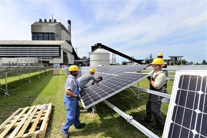 Op het terrein van de kolengestookte elektriciteitscentrale van gdf-suez wordt een veld vol zonnepanelen geplaatst