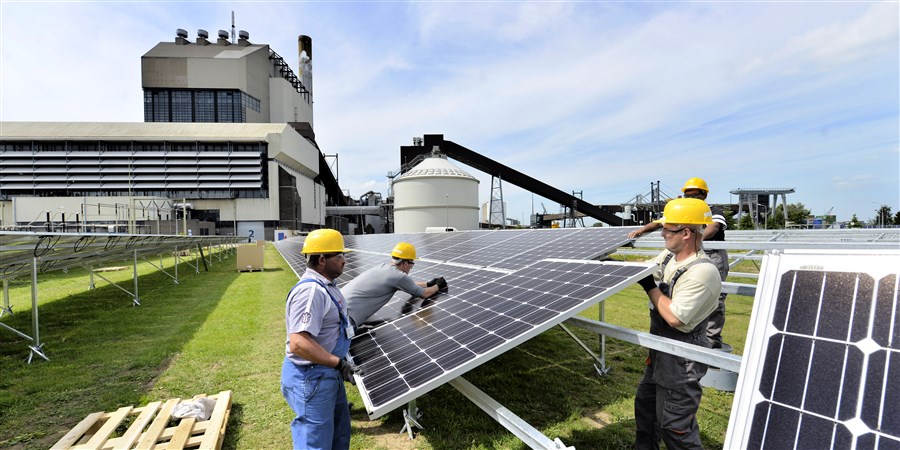 Op het terrein van de kolengestookte elektriciteitscentrale van gdf-suez wordt een veld vol zonnepanelen geplaatst