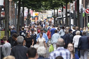 Drukke winkelstraat vol met mensen in centrum Heerlen