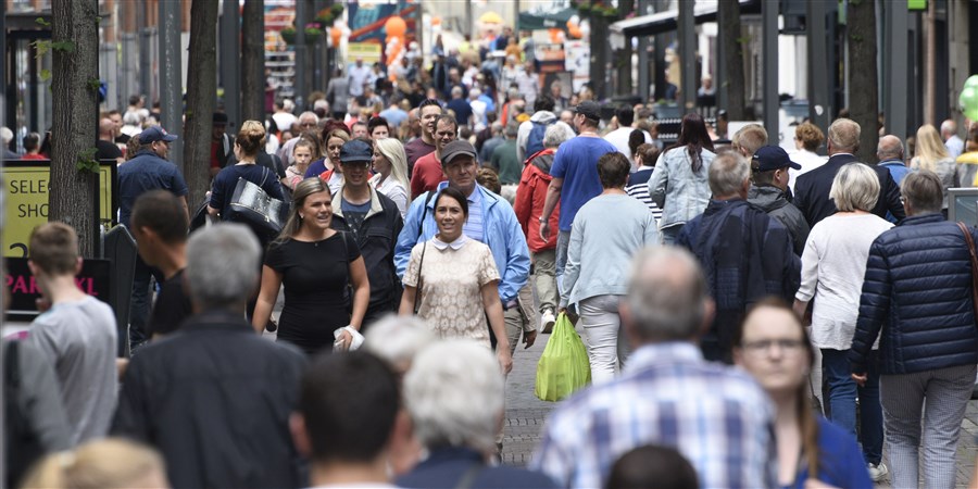Drukke winkelstraat vol met mensen in centrum Heerlen