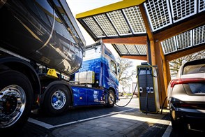 Een elektrische vrachtwagen van Volvo aan de snellader van Fastned langs de snelweg A1