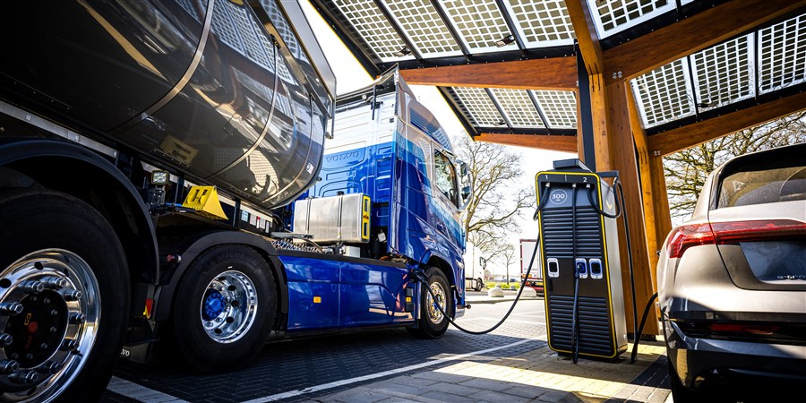 Een elektrische vrachtwagen van Volvo aan de snellader van Fastned langs de snelweg A1