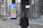 Een vrouw loopt langs het UWV-kantoor in Rotterdam