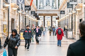  De Heerlense vestiging van CBS, met op de voorgrond een bord met het CBS-logo en de tekst "Centraal Bureau voor de Statistiek".