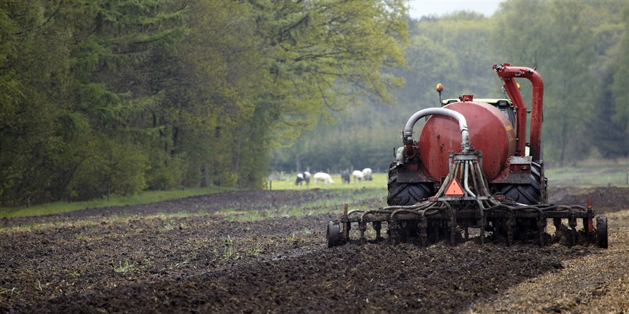 Nederland Emst tractor mest uitrijden inspuiten grond bemesten