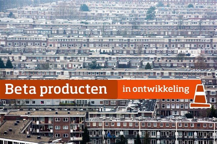 Jongen en meisje kussen elkaar midden op straat.