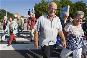 groep ouderen wandelen op straat