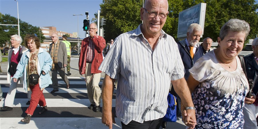 groep ouderen wandelen op straat