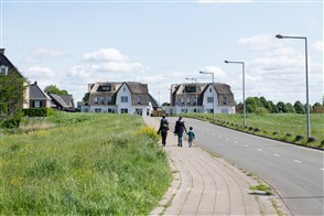Gezin aan de wandel in Leidschenveen