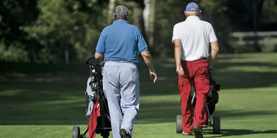 Oudere mannen op golfbaan