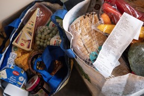  De Heerlense vestiging van CBS, met op de voorgrond een bord met het CBS-logo en de tekst "Centraal Bureau voor de Statistiek".