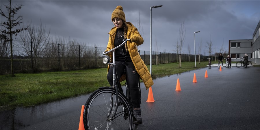 Bewoonster van een asielzoekerscomplex in Ter Apel krijgt fietsles