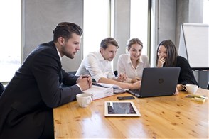Jongvolwassenen met elkaar in gesprek op het werk