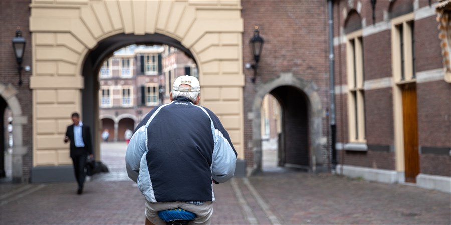 Een man op een fiets die over het binnenhof fietst