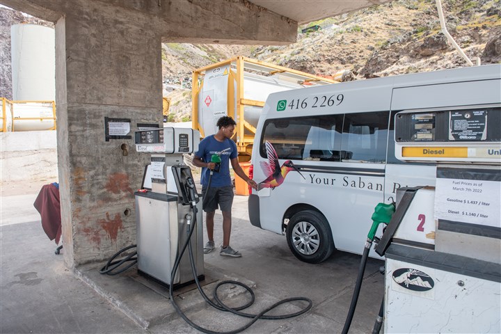 aan het tanken op Saba