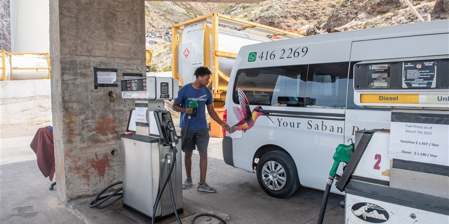 aan het tanken op Saba